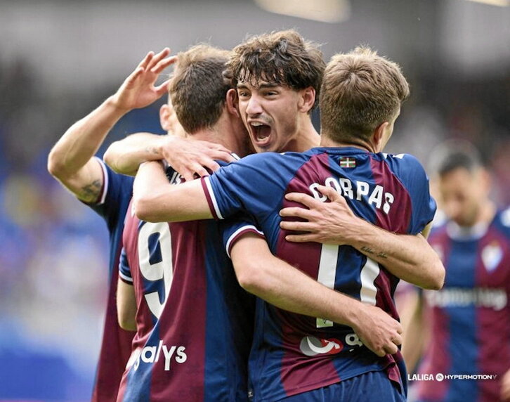 Guruzeta se abraza con los goleadores Bautista y Corpas.