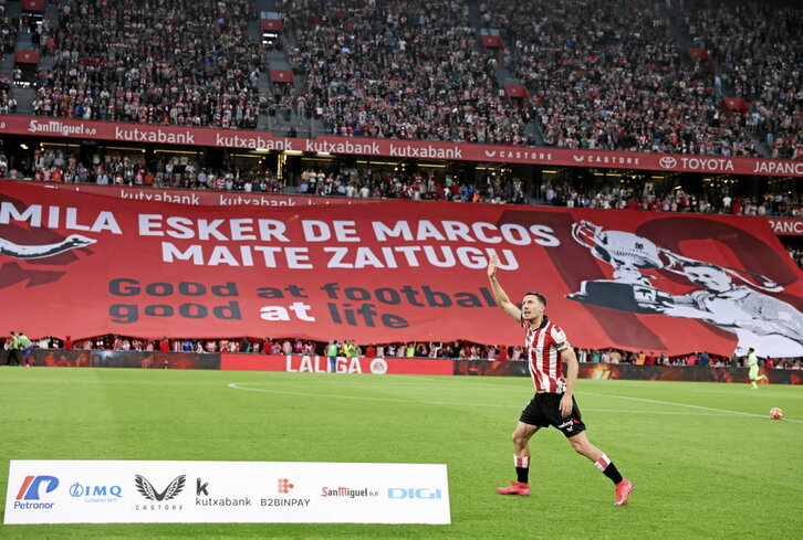 Un gran tifo recibió a Óscar de Marcos en San Mamés.