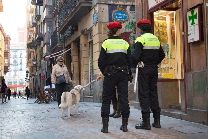 Imagen de archivo de dos policías municipales en Bilbo.