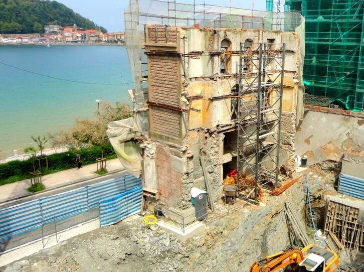 Estado de la antigua villa Vista Eder en abril de 2022. Solo se aprecia en pie parte de la fachada principal.