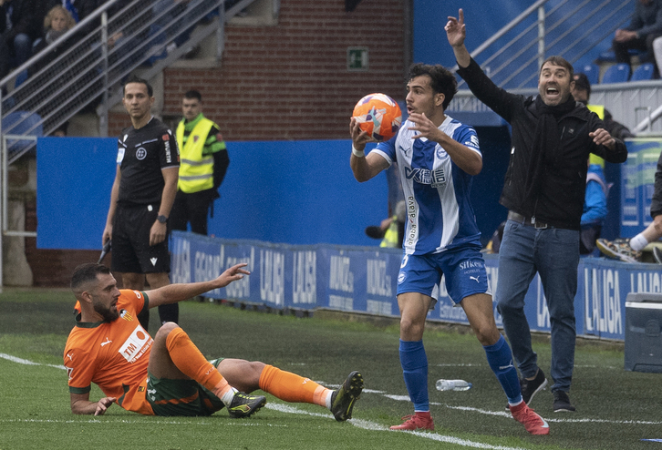 El Alavés ha ofrecido la renovación a Coudet y va a intentar que Manu Sánchez siga como albiazul.