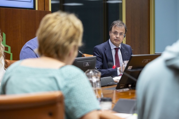 El consejero de Salud, Alberto Martínez, en el Parlamento de Gasteiz.