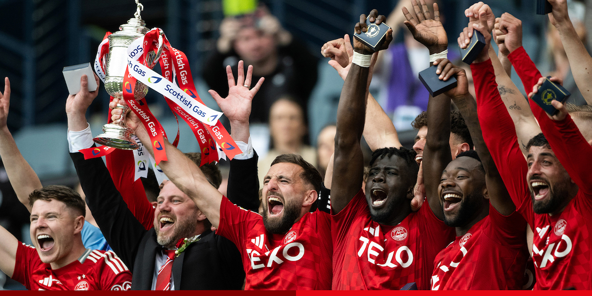Dabbagh, a la derecha, celebrando la Copa con su equipo. (Aberdeen F.C.)