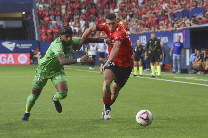 Rosier trata de evitar el avance de Bretones en el partido inaugural de la recién finalizada campaña, disputado en El Sadar.