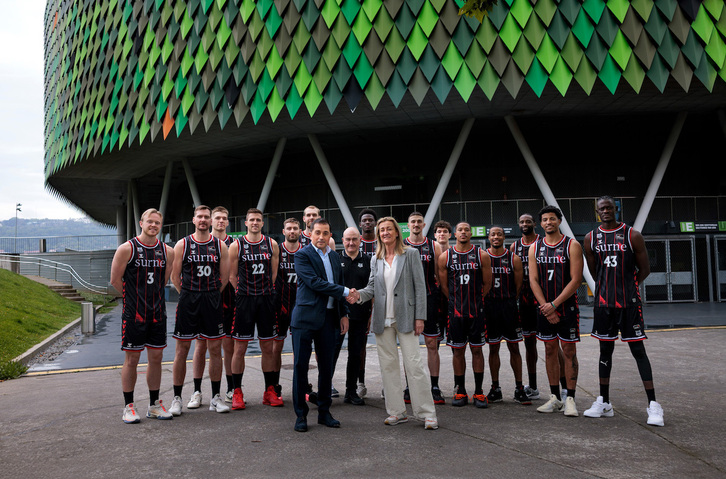 La presideneta de Bilbao Basket, Isabel Iturbe, junto con Xabier Sagredo, de BBK, y la plantilla.