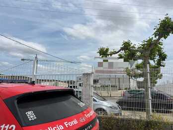 Un vehículo de la Policía Foral ante la obra en la que se ha registrado el accidente laboral mortal.