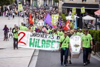 Un ataúd simbólico en cabeza de la movilización que ha recorrido el centro de Gasteiz este lunes tarde.