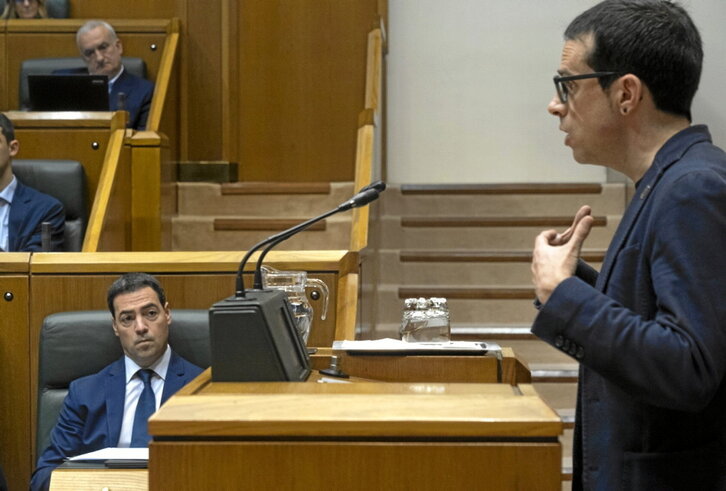 Pello Otxandiano, artxiboko argazki batean, Imanol Pradales begira duela.