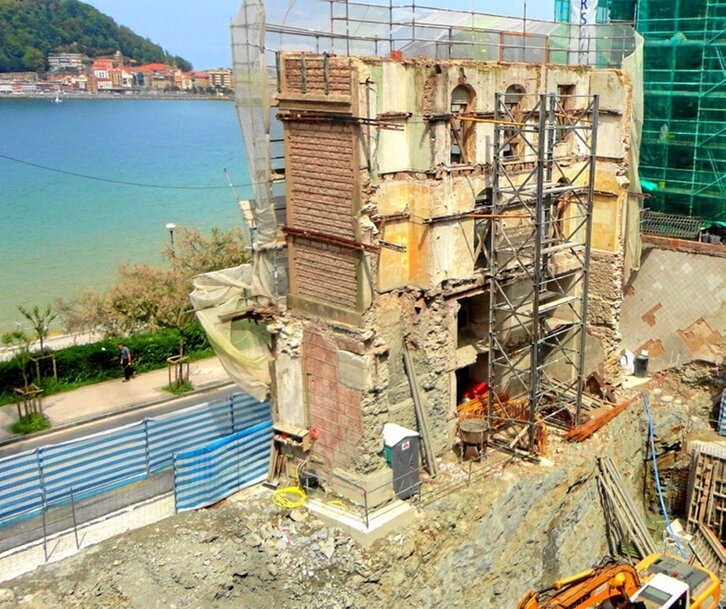 Vista del edificio durante el derribo.