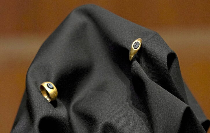 Imagen de los anillos de época romana localizados en Donazaharre y Auritz.