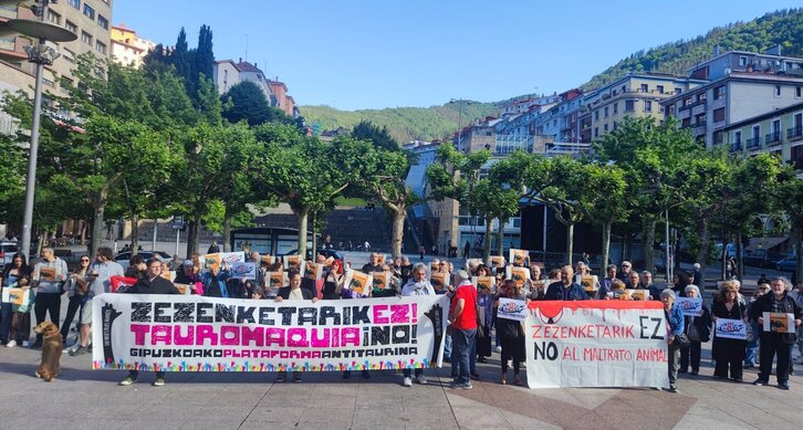 Concentración de este lunes en Eibar para protestar contra la cesión de un local del Ayuntamiento a una peña taurina.
