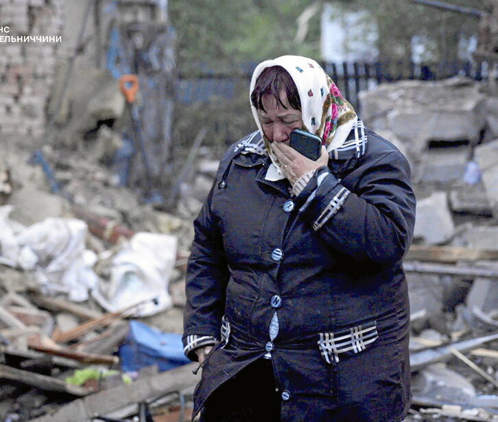 Una mujer llora entre los escombros de la que fuera su casa en Jmelnytsky, oeste de Ucrania.