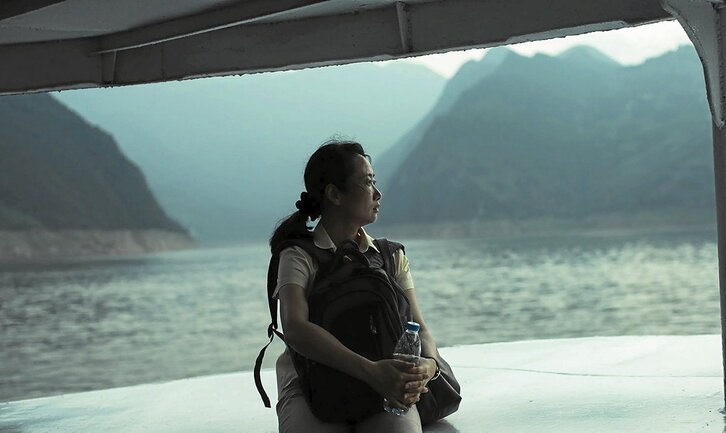 Zhao Tao es Qiao Qiao, la mujer que emprende un viaje para reencontrarse con su manager y pareja en la película «A la deriva», dirigida por Jia Zhangke.