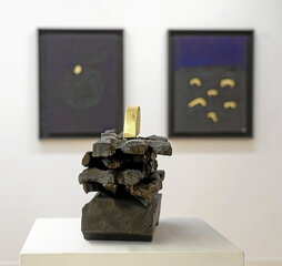 Una treintena de obras de Koldobika Jauregi se pueden ver hasta mediados de junio en la exposición «Luz en la huella», que acoge la Galería Juan Manuel Lumbreras de Bilbo.