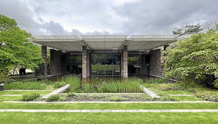 Aurrealdeko paisaiaren mailakatzeak museoko artelanak kanpoaldetik begiratzera gonbidatzen gaitu. Era berean, nenufarren urmaelak Moneten lanei keinua egiten die.