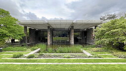 Goian, barnealde neutro eta gardenak, sabaiaren arintasunaren emaitza. Behean, hormen muturretako beirazko azalak mihise, artelan bat gehiago dira.