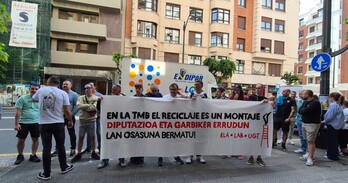 Concentración de trabajadores de TMB Arraiz ante la Diputación de Bizkaia, este martes.