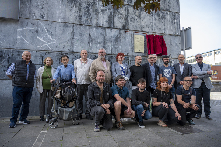 La placa se ha colocado en la Tenencia de Alcaldía de Trintxerpe, junto al mercado.