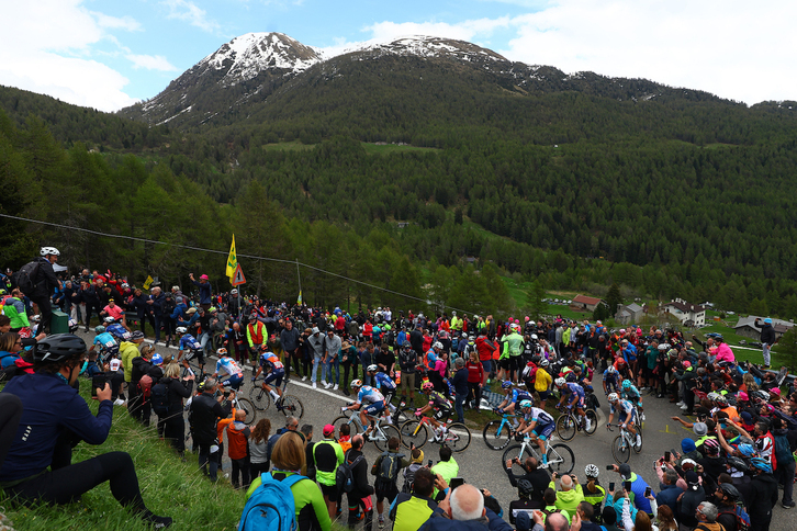 El pelotón del Giro de 2024 pasa por uno de los puntos del Mortirolo en la 15ª etapa mientras los aficionados les animan.