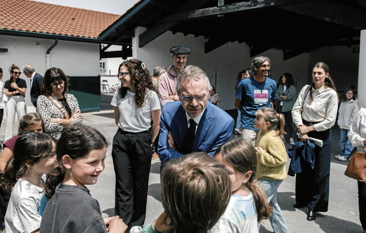 Azterketak euskaraz egitearen inguruan «aitzinamenduak» agindu zituen Bordeleko Akademiako errektoreak.