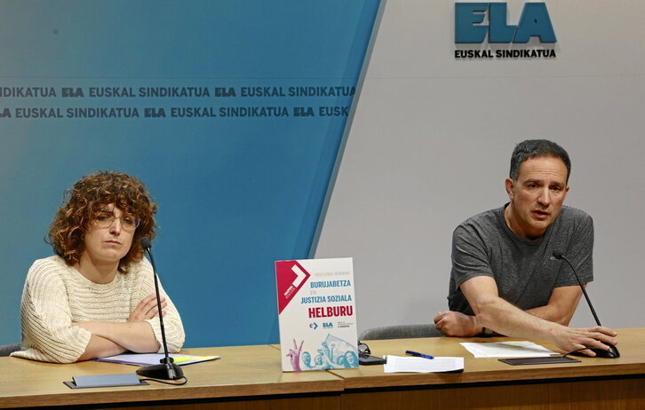Ane Zelaia y Mitxel Lakuntza presentaron en rueda de prensa la resolución que busca avanzar en el derecho a decidir.