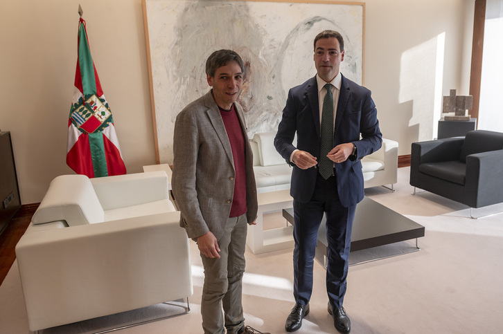 El parlamentario de Sumar, Jon Hernández, en una reciente reunión con el lehendakari, Imanol Pradales.
