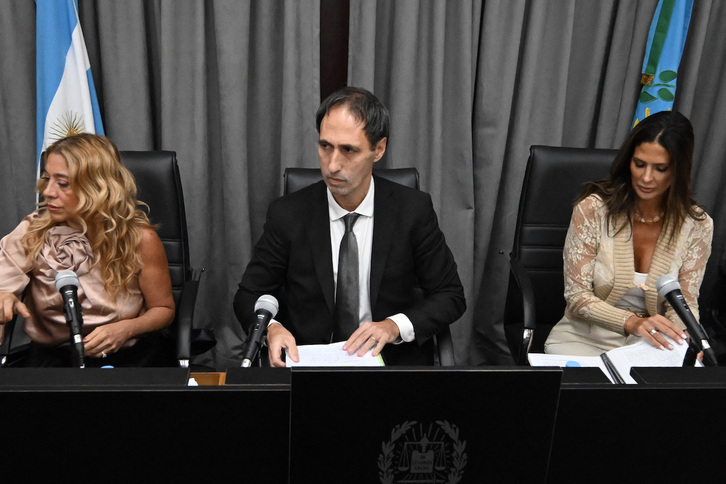 La jueza Julieta Makintach, a la derecha, durante una de las sesiones del juicio.