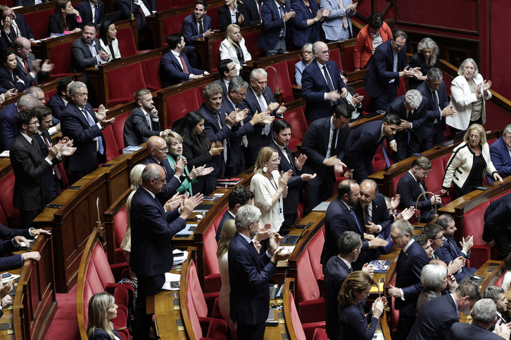 Diputados franceses aplauden la aprobación de la ley de eutanasia en primera lectura.