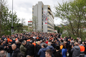 Asamblea de trabajadores en el exterior de la fábrica de Basauri.