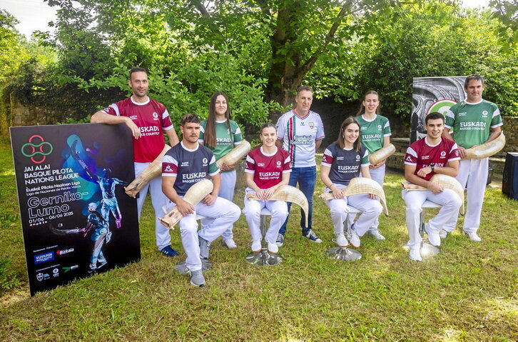 Nazioartean ofizialki debuta egingo duen Euskal Selekzioko pilotariak, erdian Ander Bilbao hautatzailea dutela.