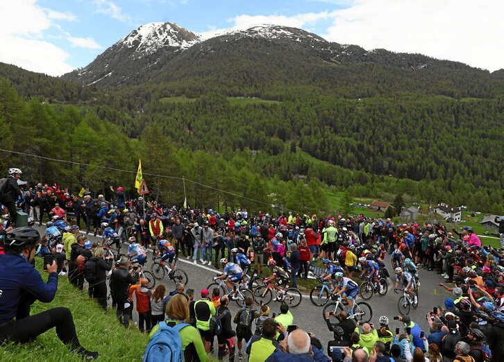 El pelotón del Giro de 2024 pasa por uno de los puntos del Mortirolo en la 15ª etapa mientras los aficionados les animan.