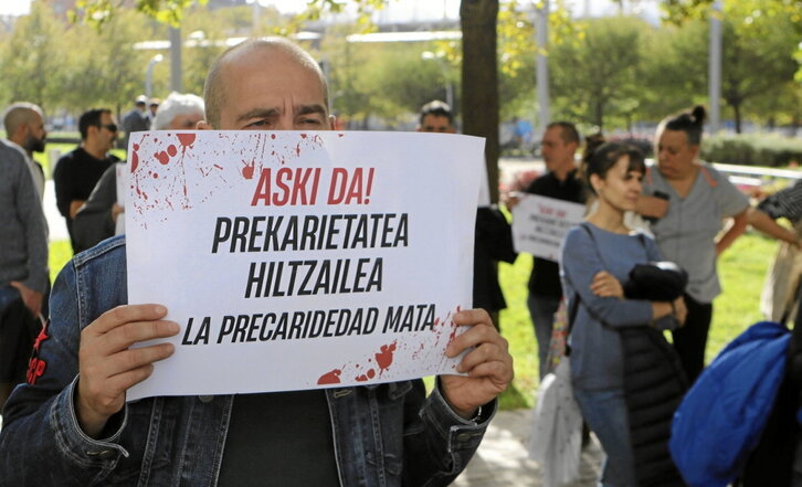 Movilización contra la siniestralidad laboral ante la sede de Confebask.