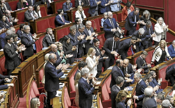 Diputados franceses aplauden la aprobación de la ley de eutanasia en primera lectura.