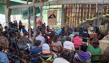 Amillubi baserri agroekologikoko udaberri festan mahai ingurua antolatu zen erreleboa lantzeko