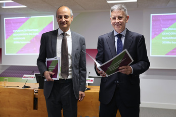 Ibon Urgoiti, Laboral Kutxako Negozio Garapeneko zuzendaria, eta Joseba Madariaga, Laboral Kutxako Ikasketa Saileko zuzendaria.