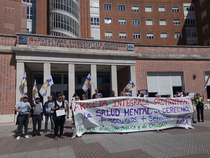 Concentración de Argitan y BOPA ante el hospital de Cruces, en Barakaldo.