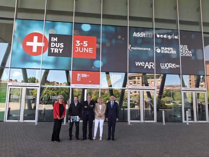 Participantes en la presentación de +Industry, en el exterior del BEC.