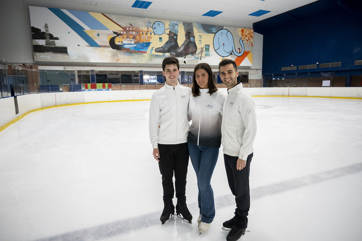 Ezkerretik eskuinera, Euken Alberdi nazioarteko patinatzailea, Nerea Vazquez entrenatzaile eta patinatzailea eta Gaizka Madejon irundarra (Disney On Ice), Donostiako Txuri Urdin izotz jauregian.