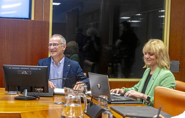 Joxerramon Bengoetxea eta Estitxu Garai, atzo, Gasteizko Legebiltzarrean.