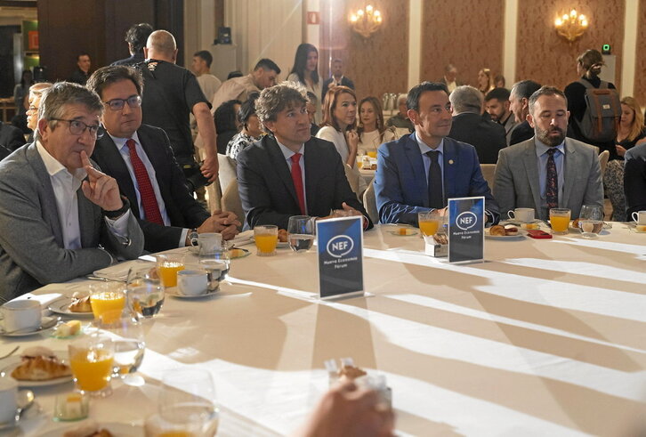 Eneko Andueza, en medio, junto al exlehendakari Patxi López; el ministro de Transformación Digital y Función Pública, Óscar López; el vicelehendakari Mikel Torres y el consejero Denis Itxaso.
