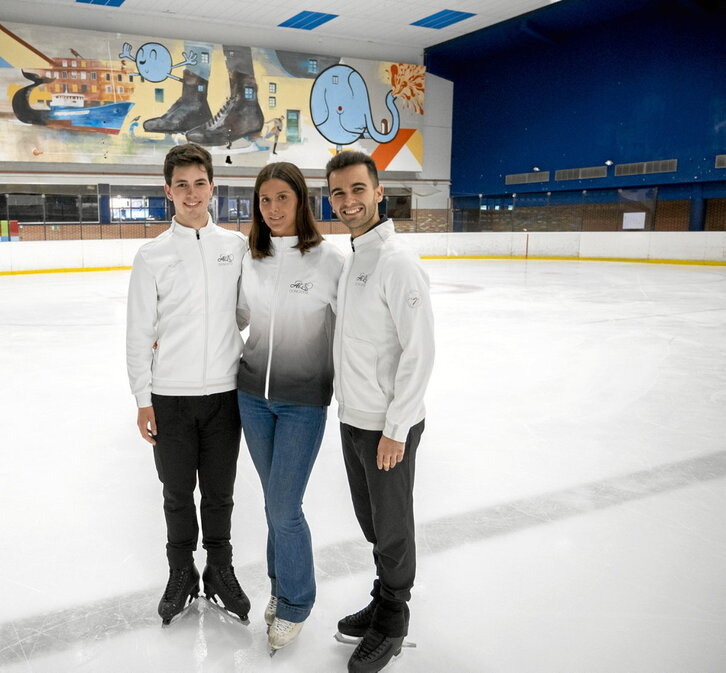 Ezkerretik eskuinera, Euken Alberdi nazioarteko patinatzailea, Nerea Vazquez entrenatzaile eta patinatzailea eta Gaizka Madejon irundarra (Disney On Ice), Donostiako Txuri Urdin izotz jauregian.