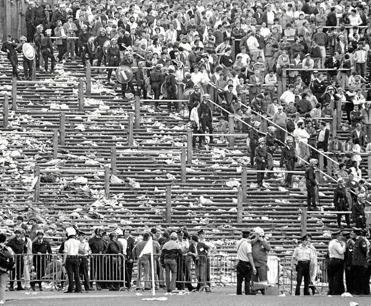 En la imagen principal, los restos del drama en el estadio. Al lado, un aficionado de la Juve malherido es evacuado y el espanto en el rostro de cuatro hinchas.
