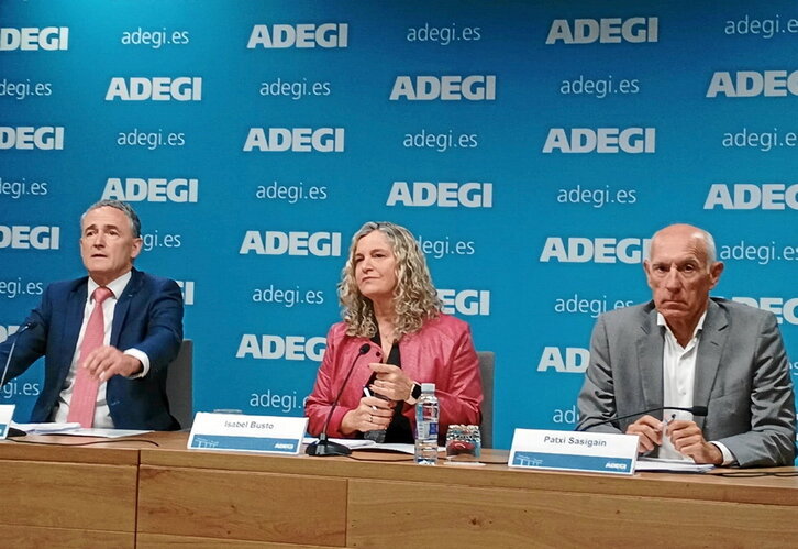 José Miguel Ayerza, Isabel Busto y Patxi Sasigain, en la rueda de prensa ayer.