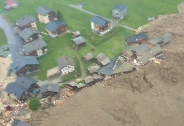 Varios vídeos han captado el momento en el que la avalancha sepultaba Blatten.