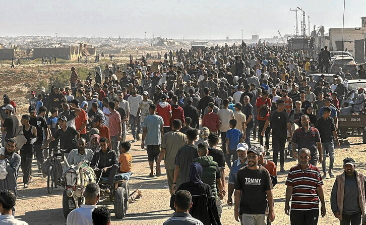 Palestinos, en la zona de reparto de comida organizado por EEUU e Israel en Rafah.