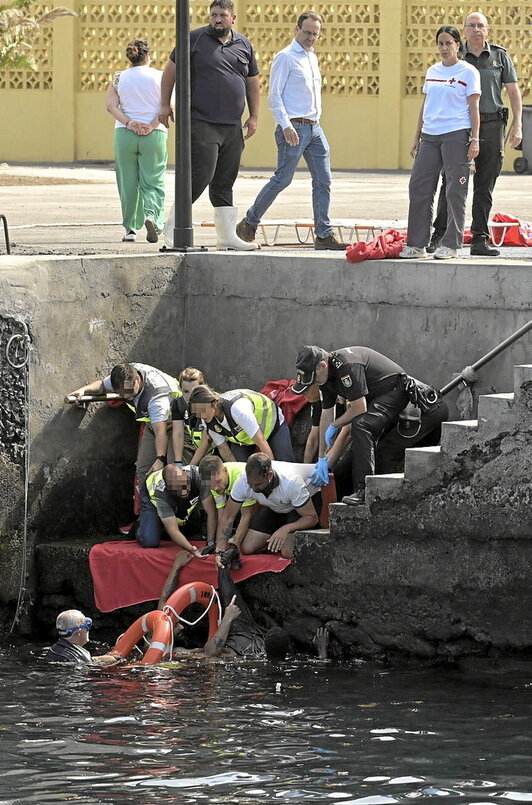 Rescate de uno de los náufragos.