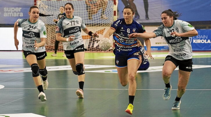 Alba Menéndez corre al contraataque tras otra buena acción defensiva del Bera Bera.