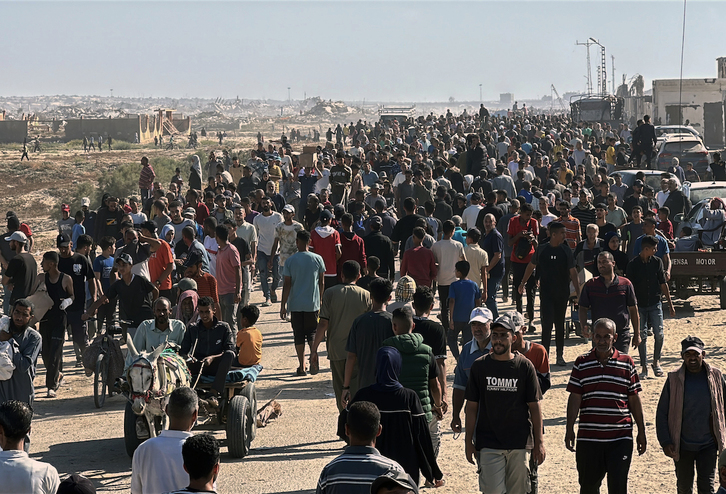  Palestinos, en la zona de reparto de comida organizado por EEUU e Israel en Rafah.