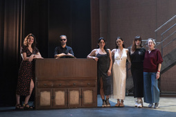 Reparto de ‘Chavela’ en el escenario del teatro Gayarre.