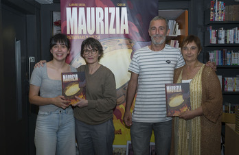 Garbiñe Ubeda eta Garluk komikiaren egileak (erdian), Ikastolen Elkarteko eta EHTEko lehendakariekin batera.